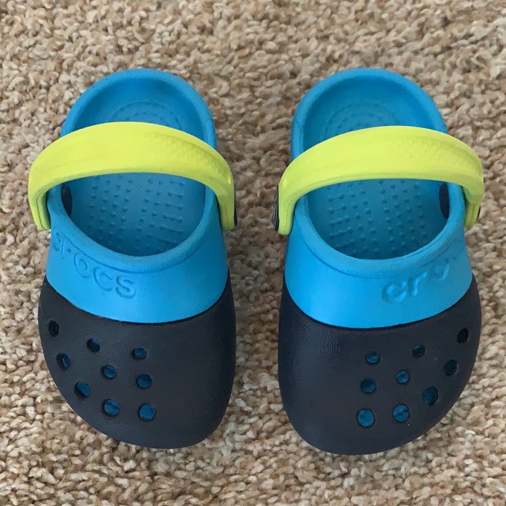 Crocs size 4 - Picture 2 of 4